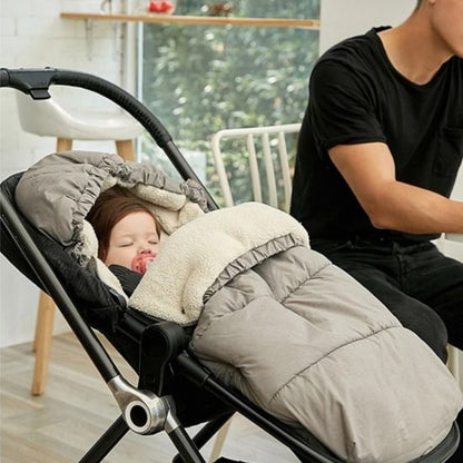 Bébé continue sieste au resto dans Chancelière poussette