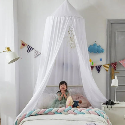 Ciel-de-lit-nuage-blanc-petite-fille-dans-lit