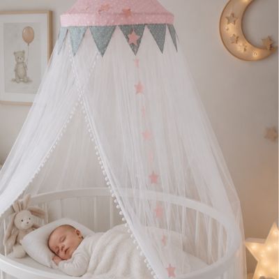Ciel de lit pour fille avec bébé qui dort