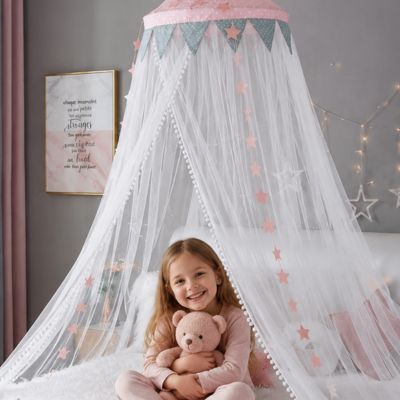 Ciel de lit pour fille qui tient ourson avec sourire