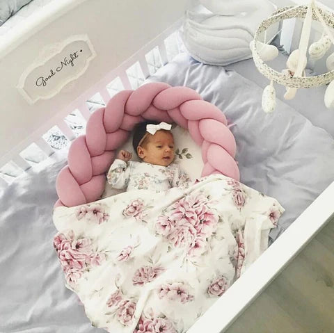 Cocon-pour-bebe-tressé-rose-avec-bébé
