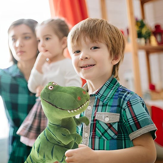 Dinosaure peluche et la famille
