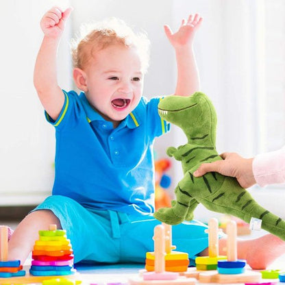 Dinosaure peluche bébé s'amuse