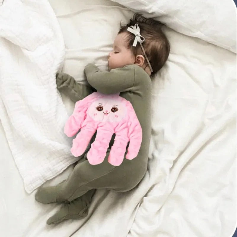 Doudou bebe mains présence maternelle