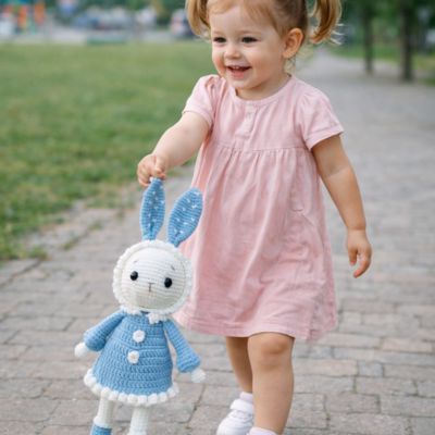 Doudou-lapin-bleu-avec-fillette-dehors