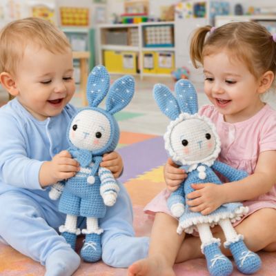 Doudou-lapin-bleu-enfant-crêche
