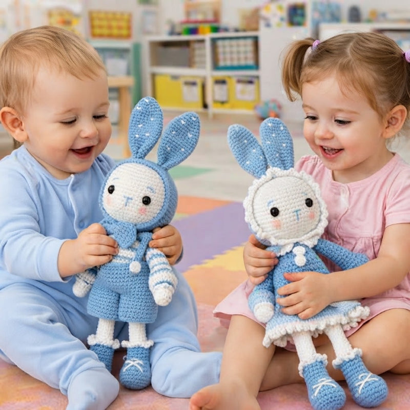 Doudou lapin bleu enfants crèche