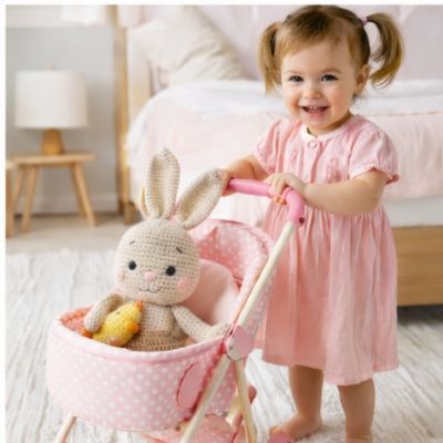 Doudou-lapin-dans-poussette-avec-fillette