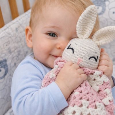 Doudou-lapin-rose-propre-pour-câlins