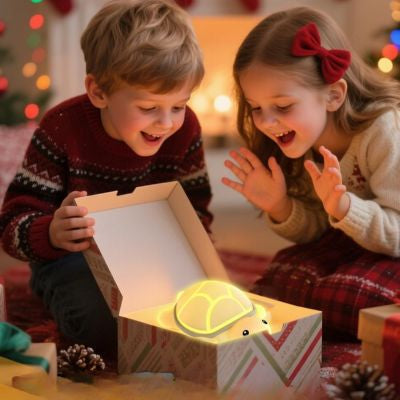 Enfants contents de recevoir veilleuse bébé cadeaux Noël