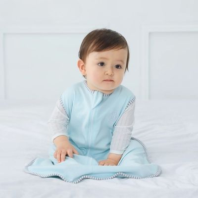bébé assis dans sa gigoteuse bébé bleu