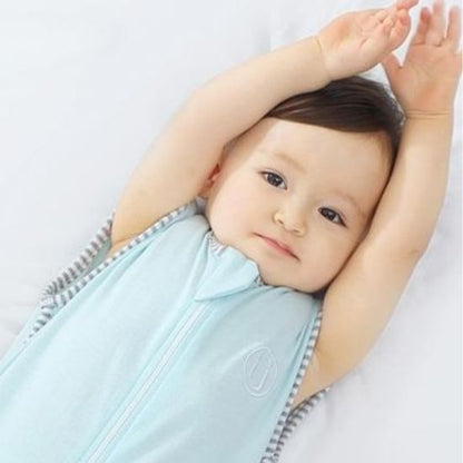 bébé dans gigoteuse bébé qui s'étire