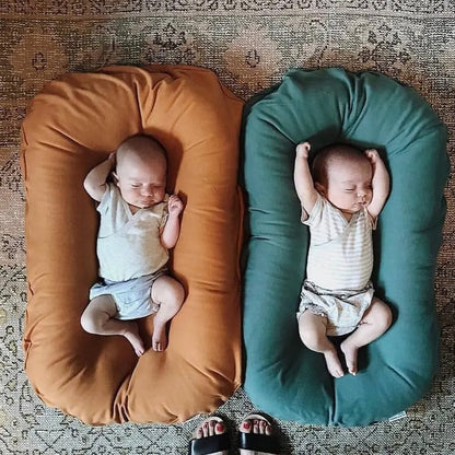 Jumeaux dans leur réducteur de lit mini