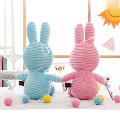 Lapin-en-peluche-de-dos