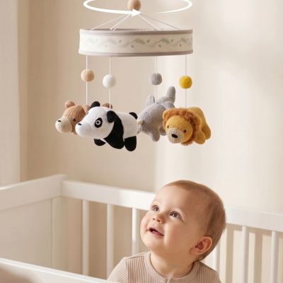 Le regard de bébé est attiré par le mobile musical