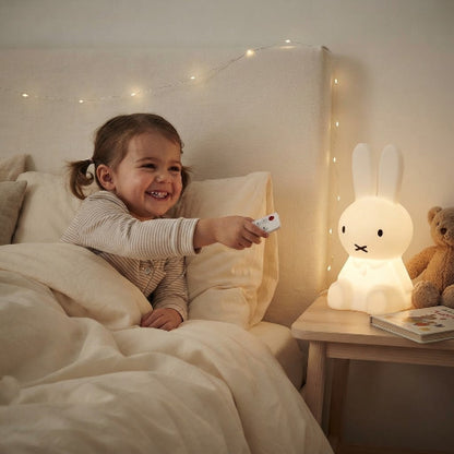Léa change la couleur de veilleuse lapin avec télécommande