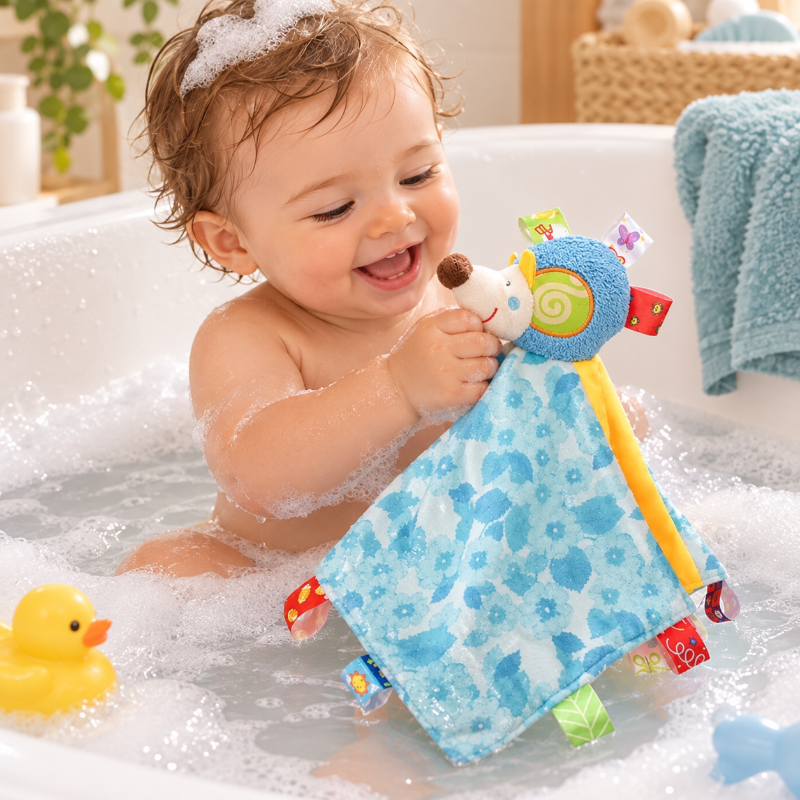 Léo joue dans son bain avec sa doudou pour bebe hérisson