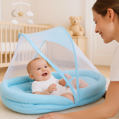Lit moustiquaire  bébé heureux