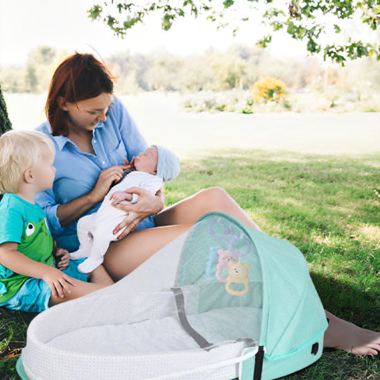 Lit -moustiquaire- bebe-avec-famile-dans-parc