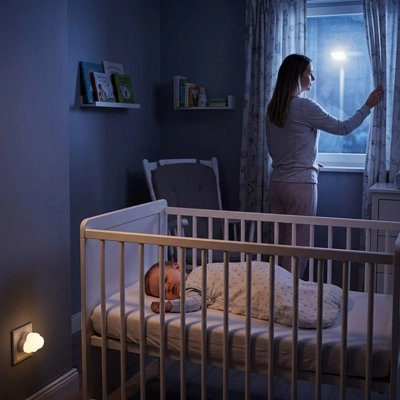Maman sereine et bébé dort avec veilleuse murale bebe