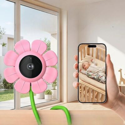 Maman avec son cellulaire voit bébé faire la sieste grâce au babyphone camera