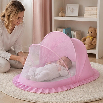 Maman chante une berceuse à bébé sous son moustiquaire lit bébé.