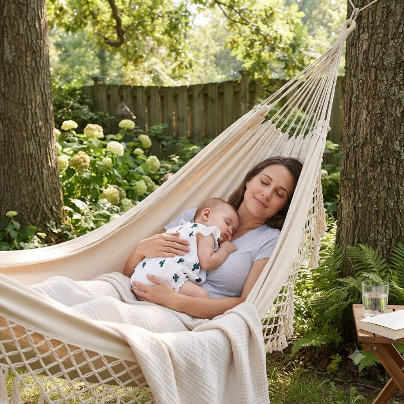 Maman et bébé dans sa barboteuse bébé fille repose dans hamac