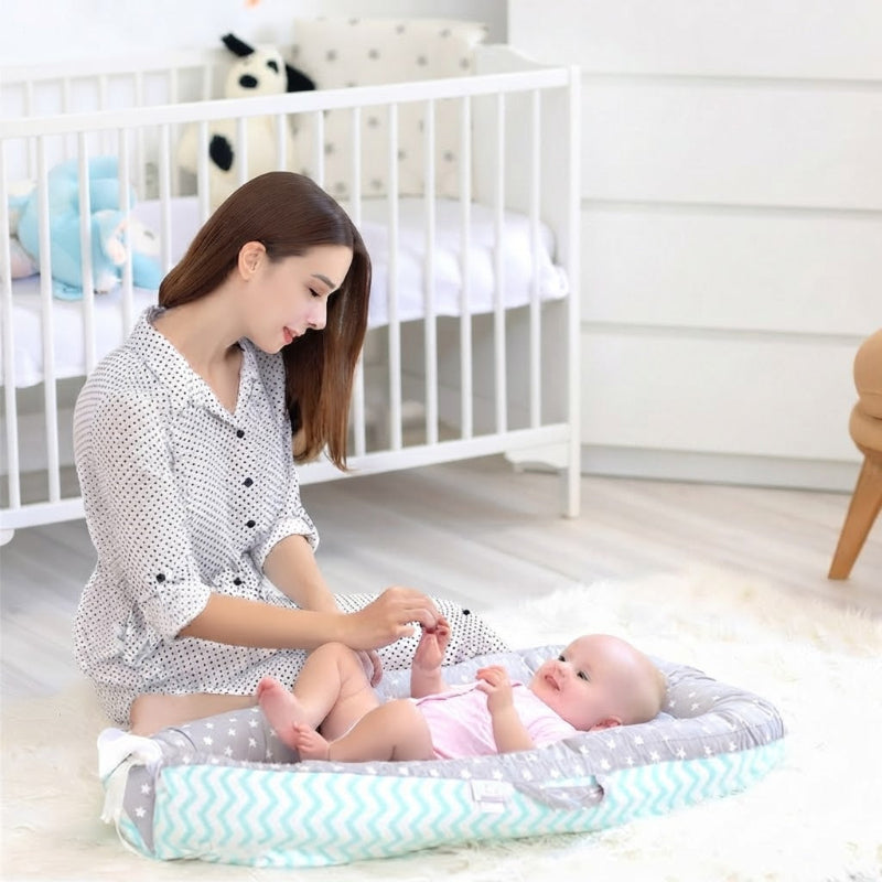Maman et bébé dans son réducteur de lit bébé