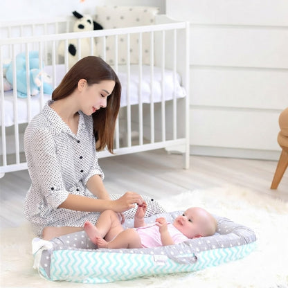 Maman et bébé dans son réducteur de lit bébé