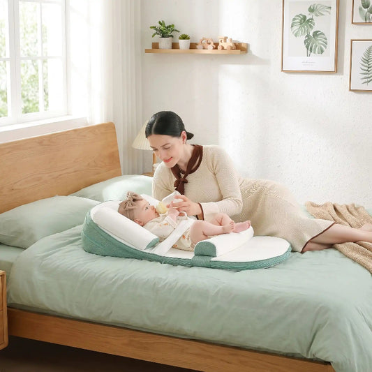 Maman et fille dans son cocon bébé biberon