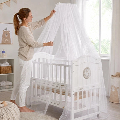 Maman ferme le moustiquaire lit bebe