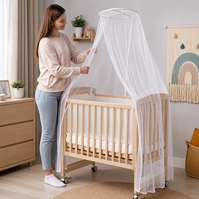 Maman installe moustiquaire lit bebe