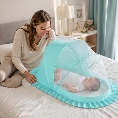 Maman regarde bébé sous son moustiquaire, lit portable.