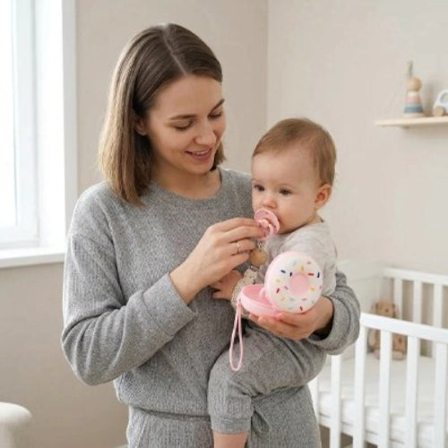 Maman sort la tétine de la boite a tetine pour bébé