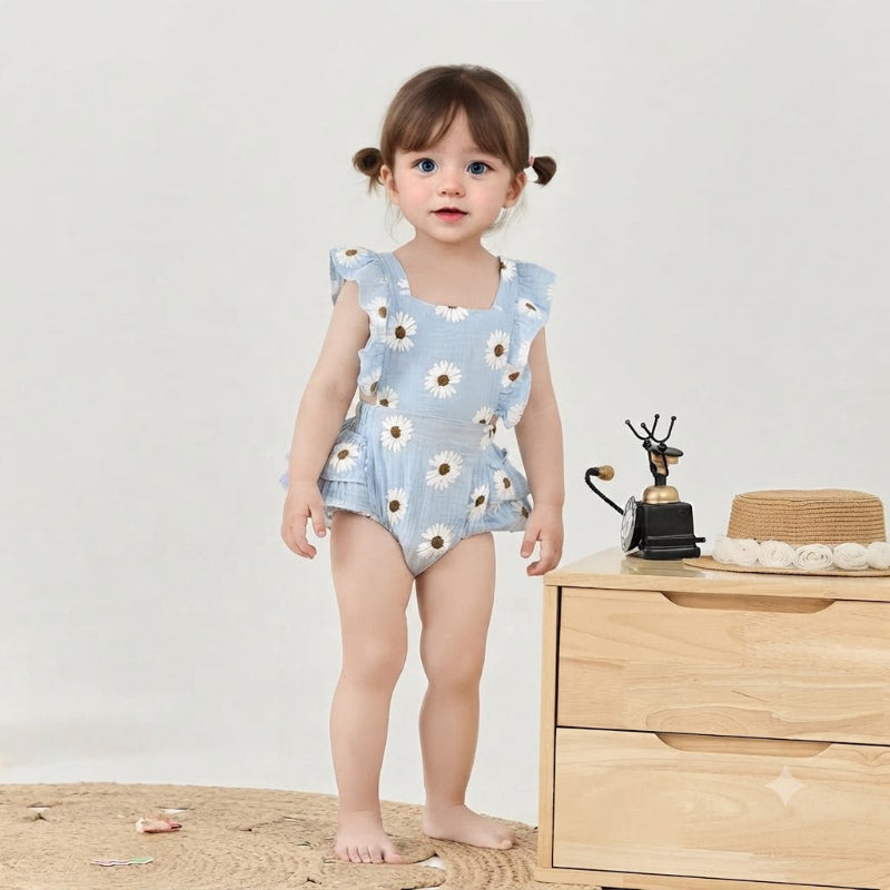 Mignonne petite fille debout dans sa barboteuse bleu