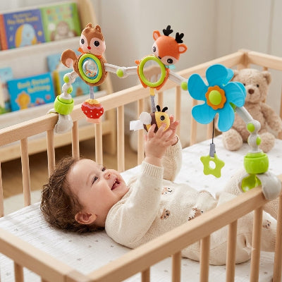 Mobile bébé dans berceau avec bébé