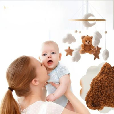 Mobile-bebe-ourson-bebe-bras-maman