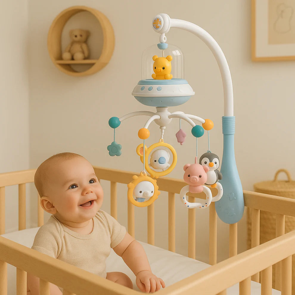 Mobile musical bébé regarde heureux