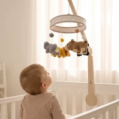 Mobile musical et bébé qui observe