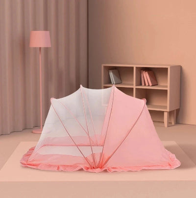 Moustiquaire lit bébé rose au salon