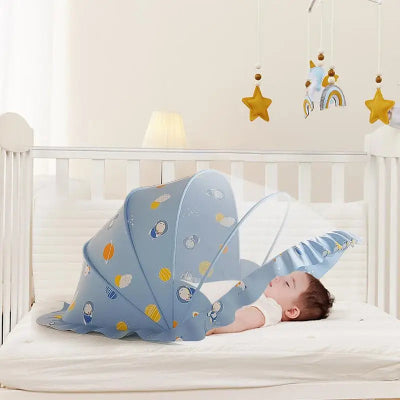 Moustiquaire-lit -bébé-planète-bleu-avec-bébé
