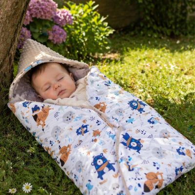 Nid-d_ange-siege-auto-bébé-dehors-sieste_