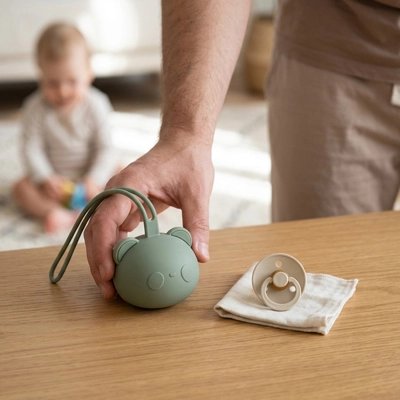 Papa dépose le porte sucette sur bureau près sucette
