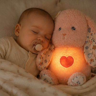 Peluche qui respire avec bébé qui dort