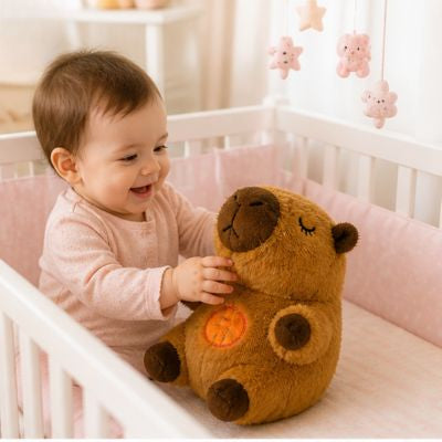 Peluche-qui-respire-bebe-s'amuse