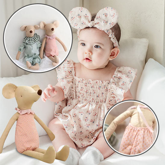 Peluche-souris-rose-avec-bébé-sur-une-chaise