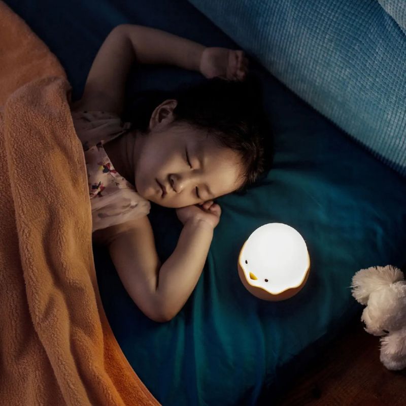 Petite fille dort avec sa veilleuse pour bebe