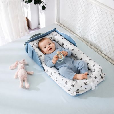REDUCTEUR de Lit pour BEBE qui attend maman avec hochet
