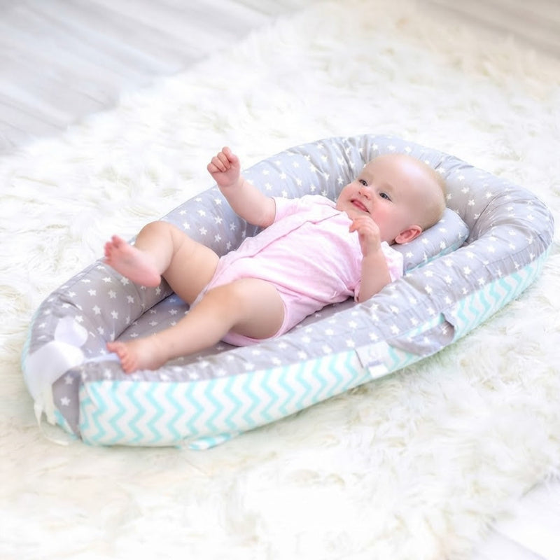 Réducteur de lit bébé bleu gris avec bébé