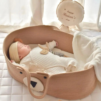 Réducteur-de-lit-panier-visage-ourson-avec-bébé-qui-dort